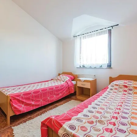 Daire Awesome In With 3 Bedrooms Rovinj